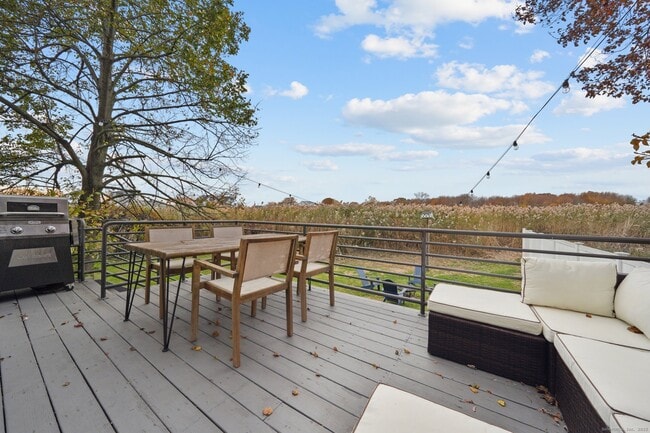 Building Photo - 656 Fairfield Beach Rd