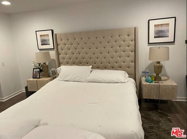 Building Photo - 7250 Franklin Ave