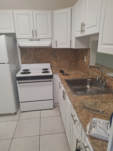 Building Photo - 5061 W Oakland Park Blvd