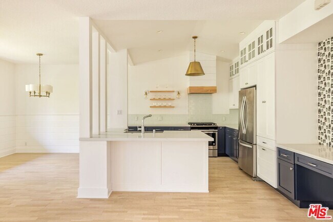 Building Photo - 502 San Vicente Blvd