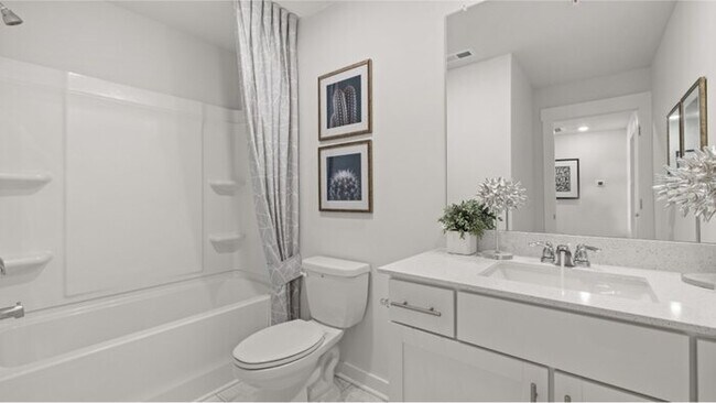 Building Photo - This well-maintained 3-bedroom, 3-bath hom...