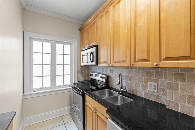 Building Photo - 2117 W Dekle Ave