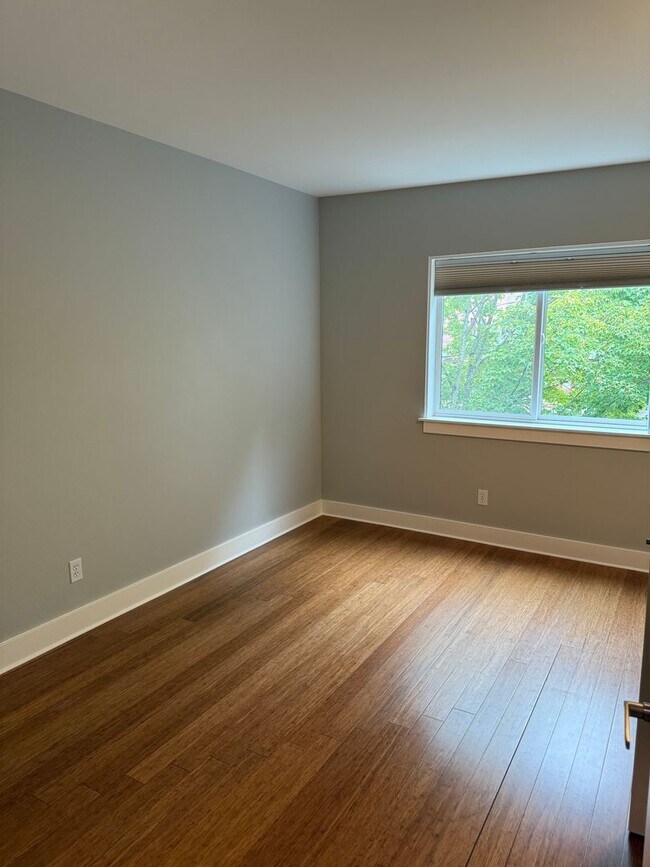 Building Photo - Wallingford Condo Unit
