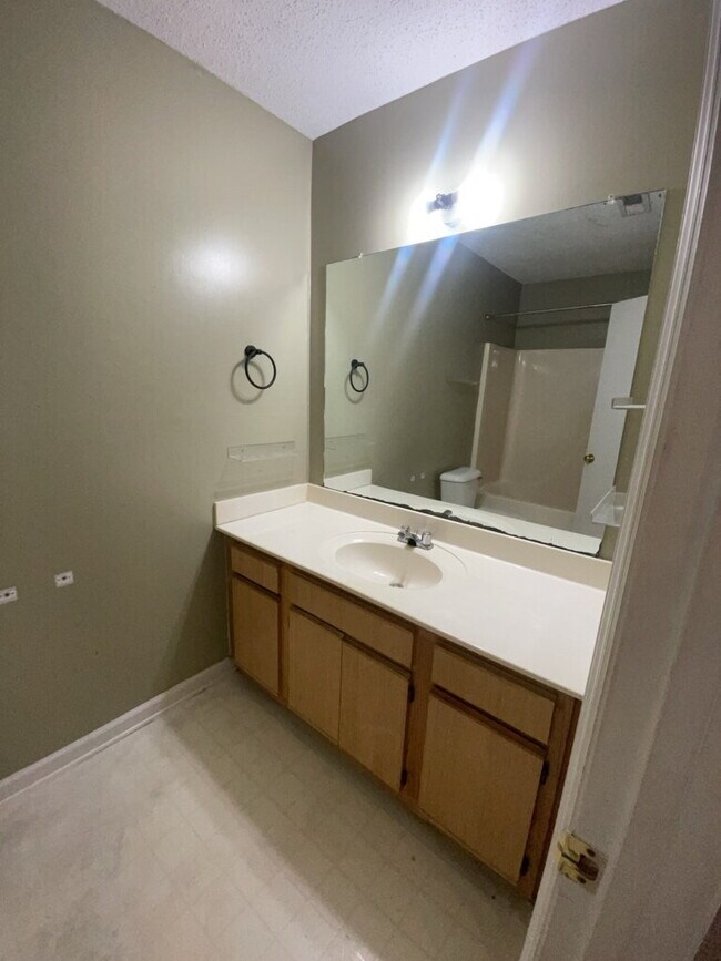 Building Photo - Charming 3 Bedroom 2 Bath Home 628 S. Hampton Dr.