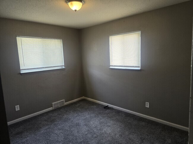 Building Photo - 21094 Reimanville Ave