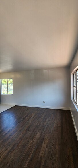 Living Room - 907 N Poinsettia Pl