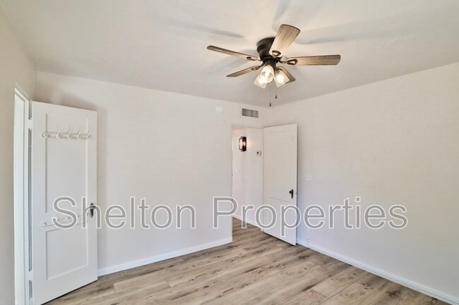 Building Photo - 1802 N Laurel Ave