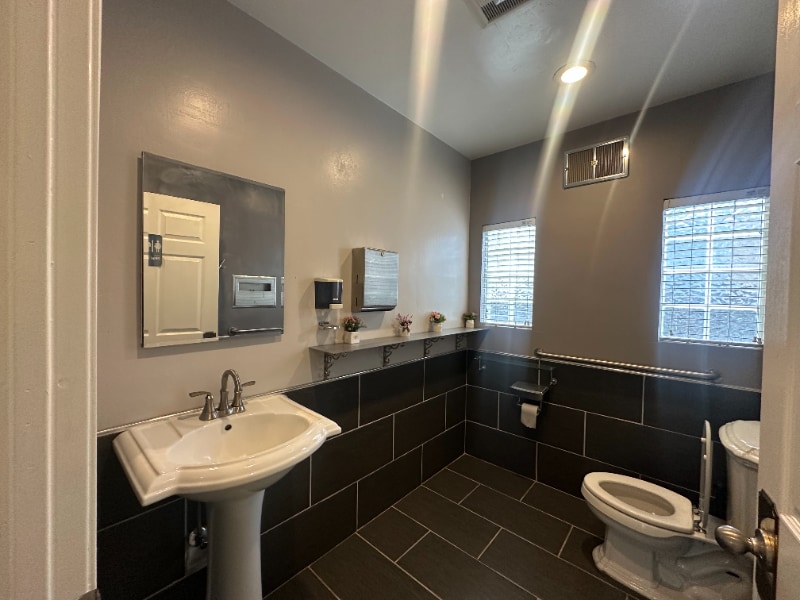 Building Photo - 402 18th St