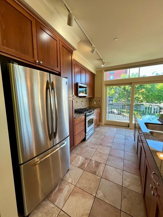 Building Photo - Spacious 2 Bedroom Condo in Fairhaven!