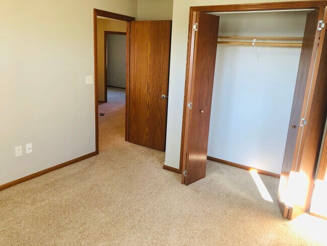 Building Photo - 21 &amp; 23 Hanfield Court