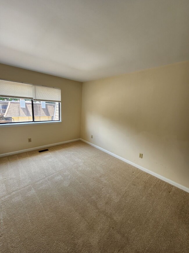 Building Photo - Chapel Hill / Finley Forest Townhouse