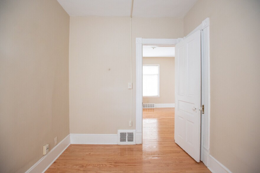 Building Photo - 2429 N Farwell Ave
