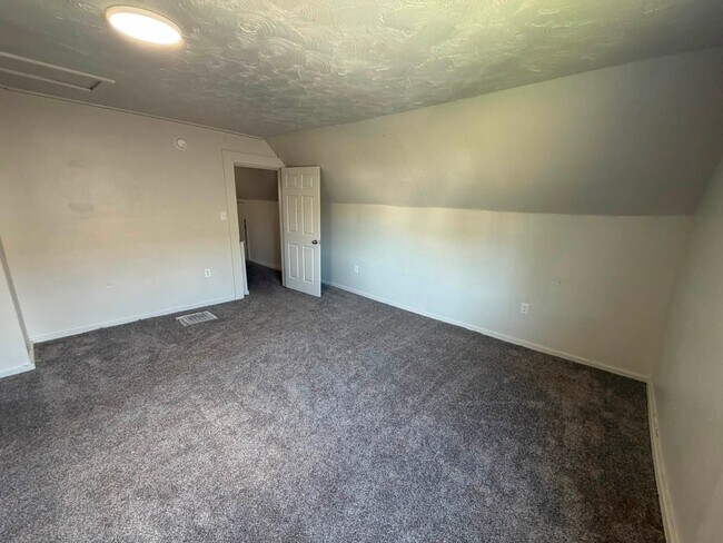 Building Photo - 841 Moxahala Ave