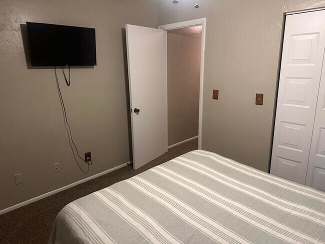 Building Photo - 2 Bedroom Condo with One Car Garage