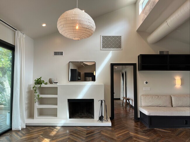 Building Photo - 21273 Entrada Rd