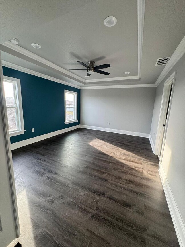 Building Photo - 5/3.5 Groveland Home