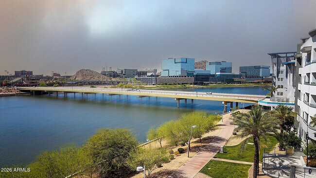 Building Photo - 945 E Playa Del Norte Dr
