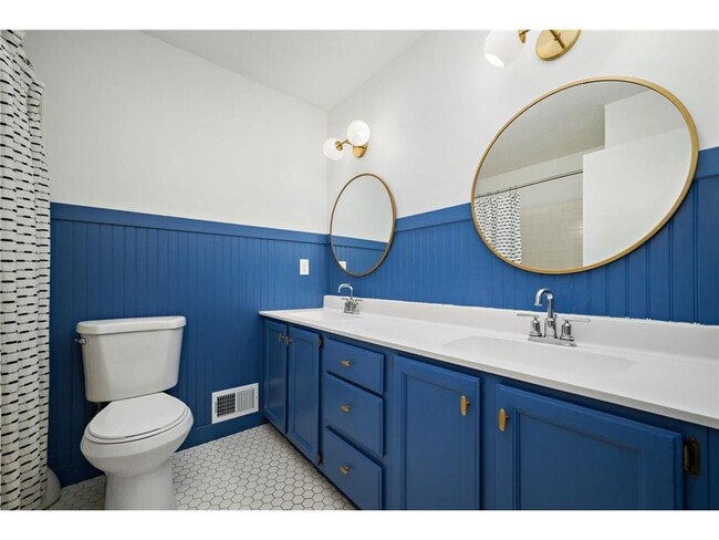 Building Photo - 953 Redwood Dr