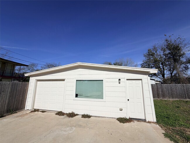 Building Photo - 5105 Oak Ave