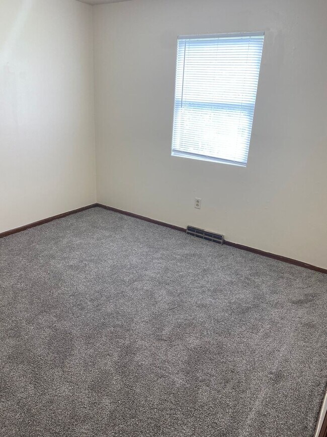 Building Photo - 1542 S Sonora Dr
