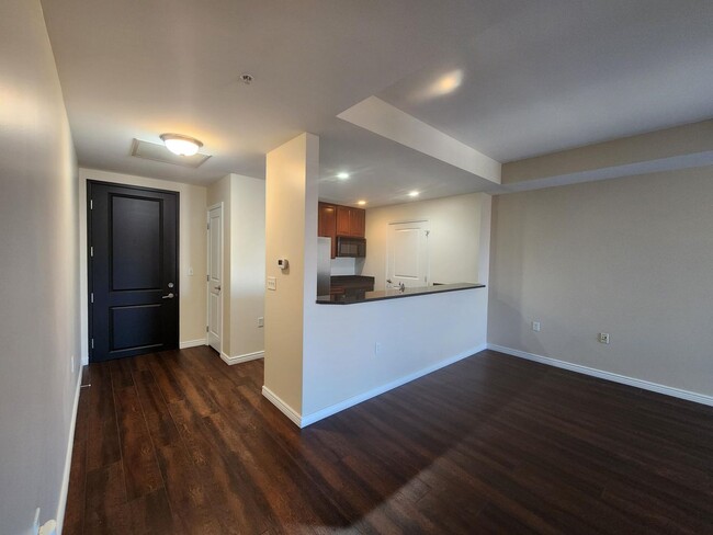 Building Photo - $1000 off Frist Months Rent! Beautiful 1 b...