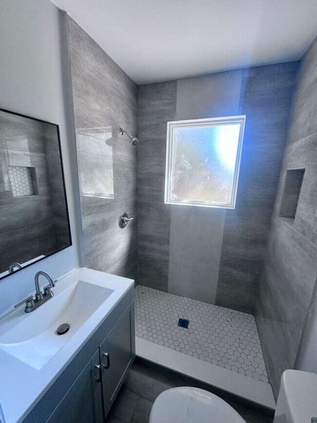 Building Photo - ***TWO WEEKS FREE*** Charming 2BR Home for Rent in Jacksonville – Prime Investment Opportunity!