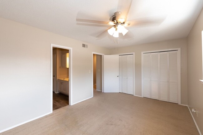 Building Photo - 2 bed 1.5 bath townhome located in the Mil...