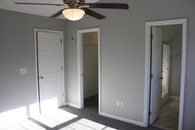 Building Photo - Waterfront Townhome