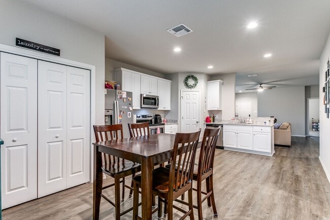 Building Photo - 3-BEDROOM NEWER CONSTRUCTION IN CONVERSE
