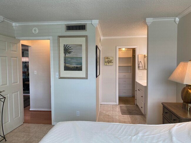 Building Photo - 1 Royal Palm Way