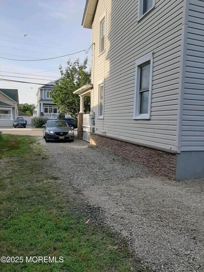 Building Photo - 102 Forman Ave