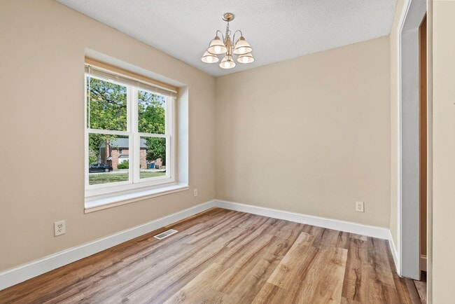 Building Photo - Lovely 2 Bedroom End Unit Townhome in NE R...