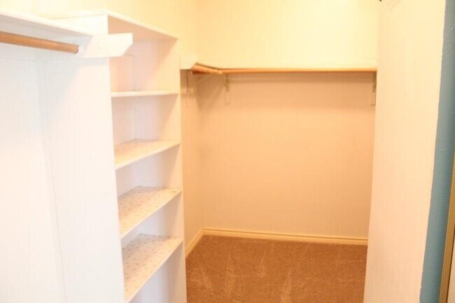 Building Photo - 1013 Stone Gate Dr