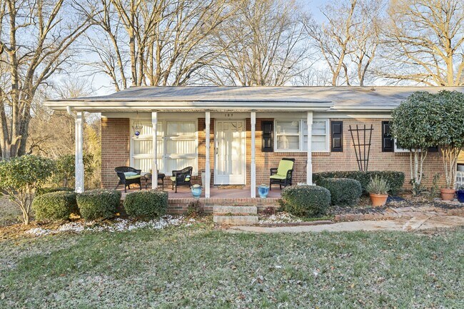Building Photo - 107 Maple Dr