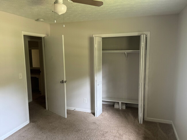 Building Photo - Room in House on Willowbrook Dr