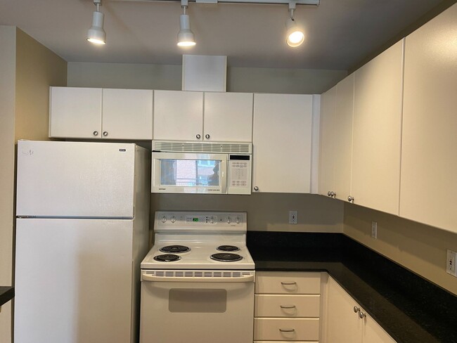 Building Photo - 1 Bed 1 Bath Condo in Seattle - Includes P...