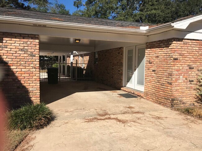 Building Photo - 202 Adams Dr