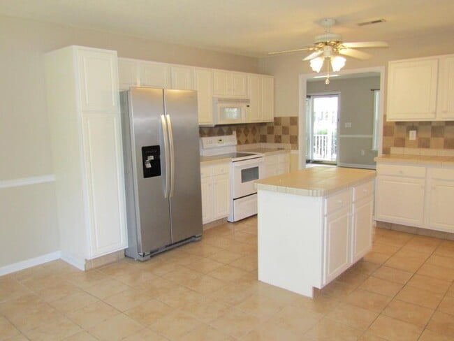 Building Photo - 2208 Seaford Dr