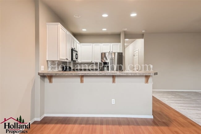 Building Photo - Spacious Townhome with A/C, Gas Fireplace & Water/Sewer Included!
