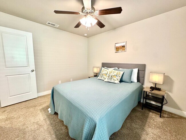 Building Photo - Furnished Rental 3 bed 2 bath Minimum of 30-day stay