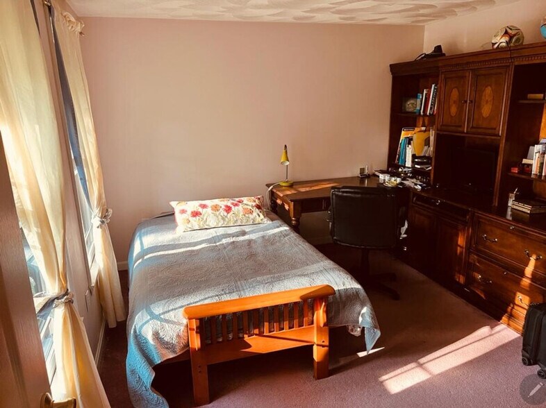 Building Photo - 340 River Rd