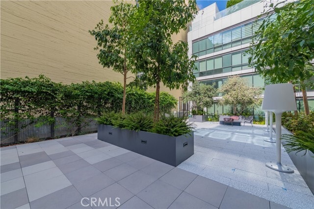 Building Photo - 400 S Broadway