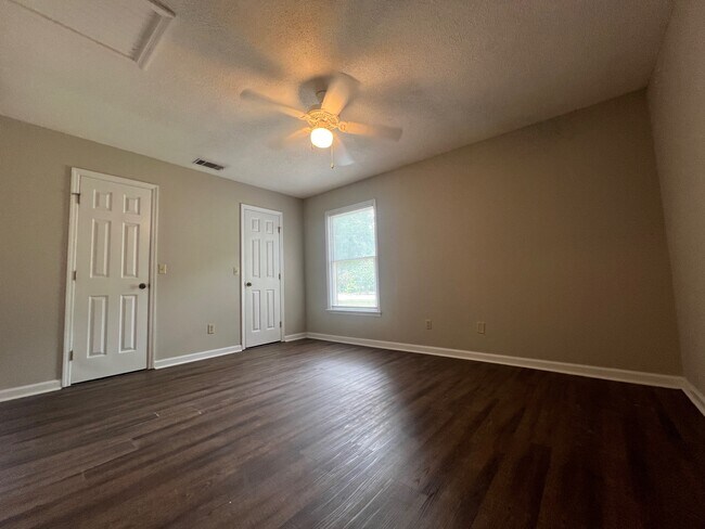 Building Photo - 200 Merry Wood Dr