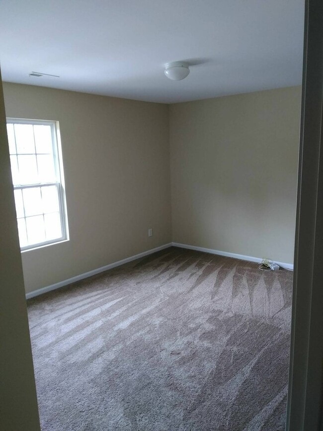 Building Photo - Spacious 4 Bedroom, 2.5 Bathroom Home!