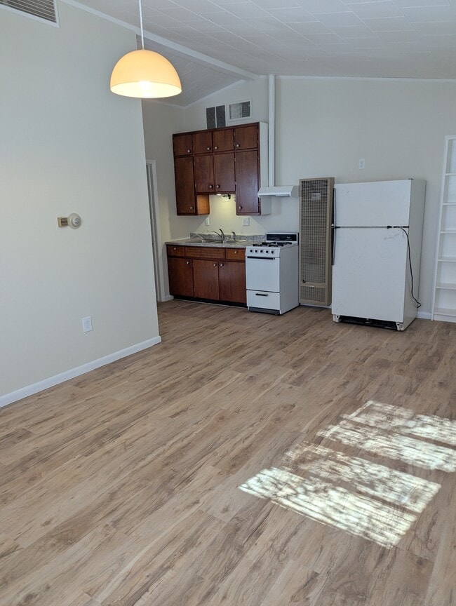 Building Photo - 635 E Grove Ave