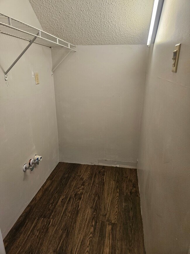 Building Photo - Available Now! MOVE IN SPECIAL HALF OFF FI...