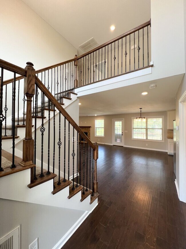 Building Photo - Must See-Stunning 5-Bedroom Home in 37043!!