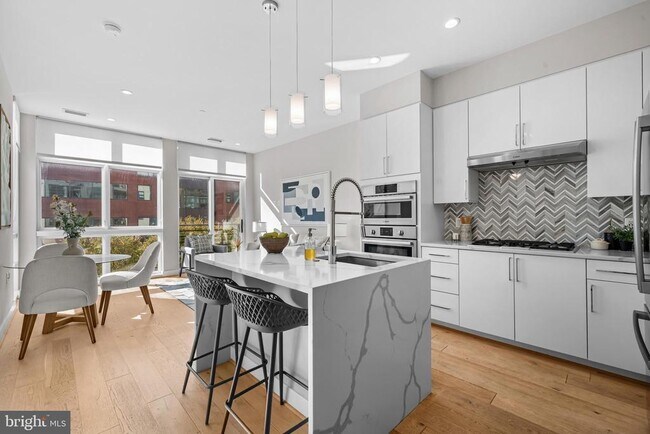 Building Photo - 646 H St NE