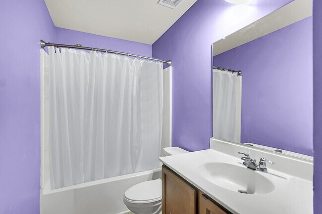 Building Photo - Beautiful & Bright 5BR Home with Large Bac...