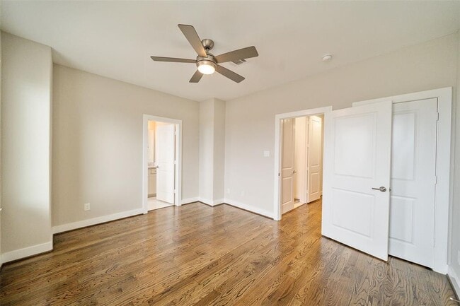 Building Photo - 5815 E Post Oak Ln